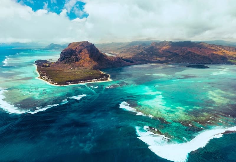 https://lykke-public-assets.s3.amazonaws.com/media/images/destination/13/mauritius-card-1.webp