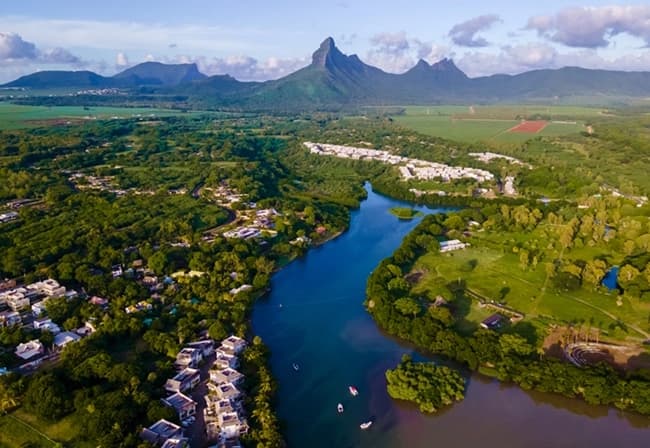 https://lykke-public-assets.s3.amazonaws.com/media/images/destination/13/mauritius-card-11.webp